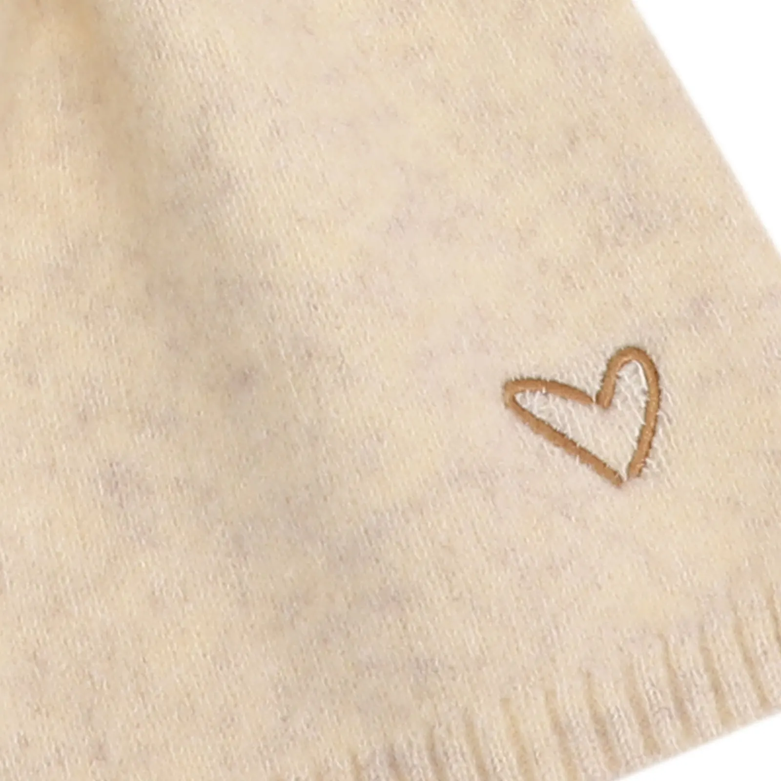 مجموعة واحدة من قبعة الشتاء الدافئة ووشاح مجموعة ديكور قلب مطرز رقيق مثالي للأيام الباردة قبعة دافئة