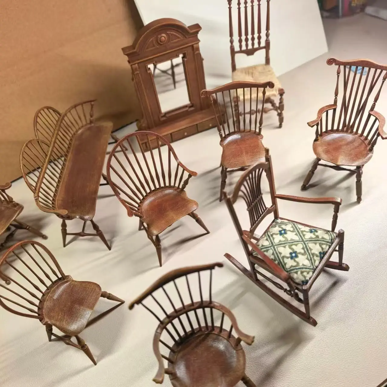 Zdjęcie 3: Zestaw krzeseł Windsor w skali 1/12, 2 sztuki, miniaturowe meble do domku dla lalek, krzesła do wypoczynku na zewnątrz, akcesoria do dekoracji domku dla lalek BJD