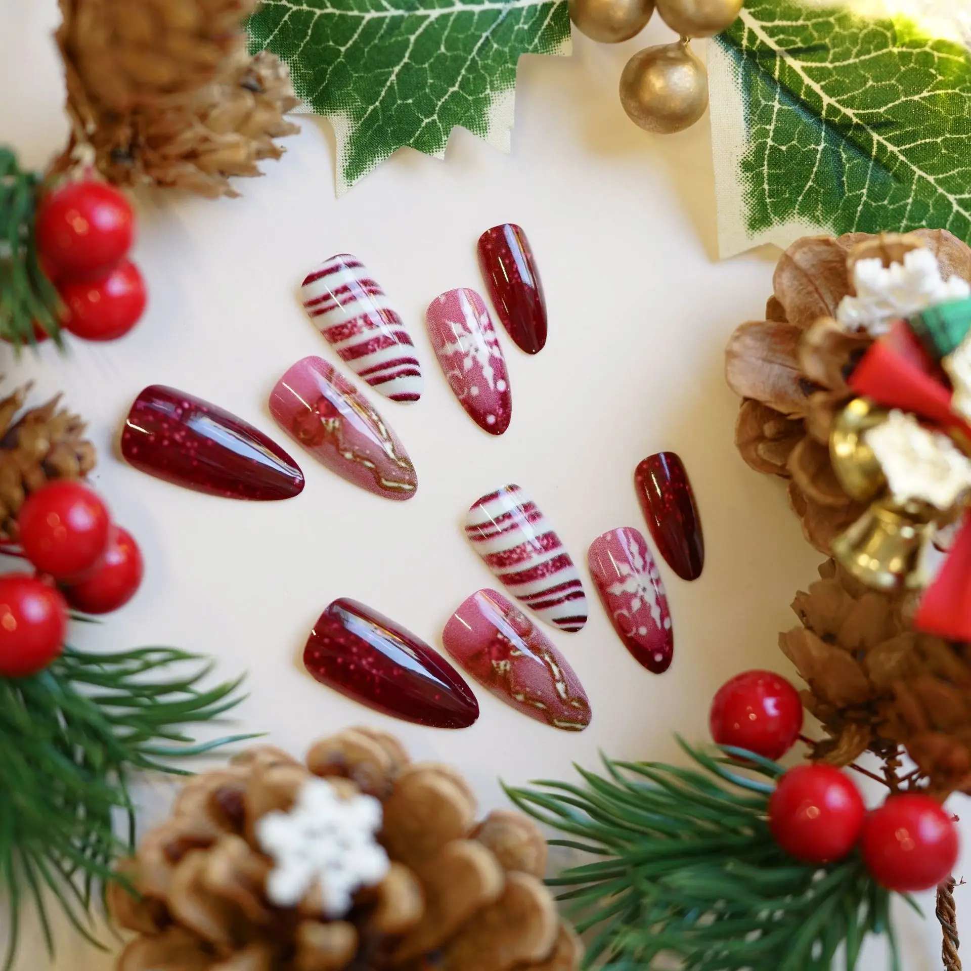 24 個レッドメリークリスマス再利用可能なプレスオンネイルフェイクネイルリボンスノーフレークちょう結びグリッターネイルアートマニキュア