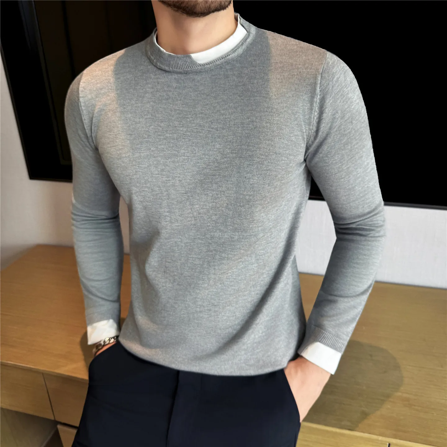 

​ ​ Мужской двухслойный вязаный свитер из искусственной кожи, серый (черный/хаки), контрастный воротник и манжеты, повседневный незаменимый ​ Ежедневная необходимая многослойная деталь