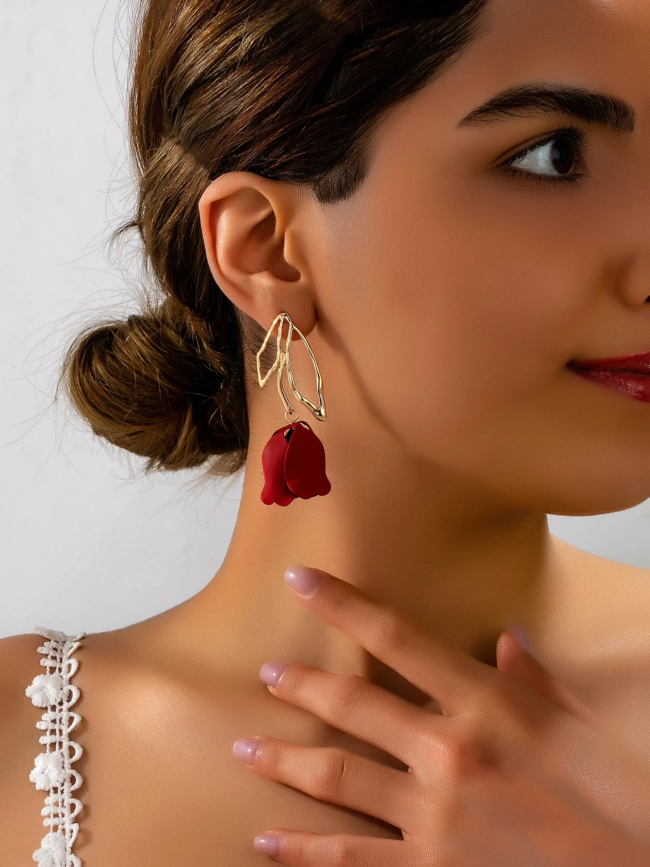 A Pair of Women's Fashionable Dangle Earrings, Simple and Elegant Rose Flower Pendant Earrings, Suitable for Daily Wear, Vacations, and Gift-Giving