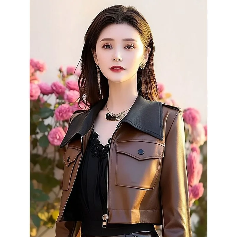 올해의 트렌디 베스트셀러는 여성의 초가을을 위한 고급스러운 룩을 연출하는 멋지고 스타일리시한 브라운 라펠 가죽 재킷입니다.