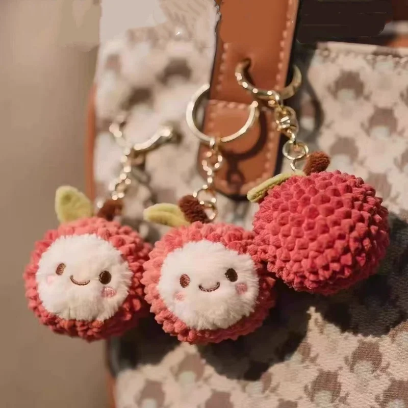 Nuevo llavero de peluche de lichi, bonito llavero de peluches de frutas, llavero de peluche suave, juguetes para mochila para niños, bolso