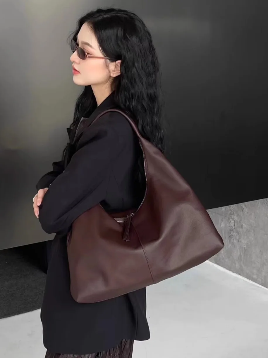 

Large Capacity Leather Tote Bag Women's Commuter Bag Soft Handle Shoulder Bag Zipper Closure Casual Minimalist Style