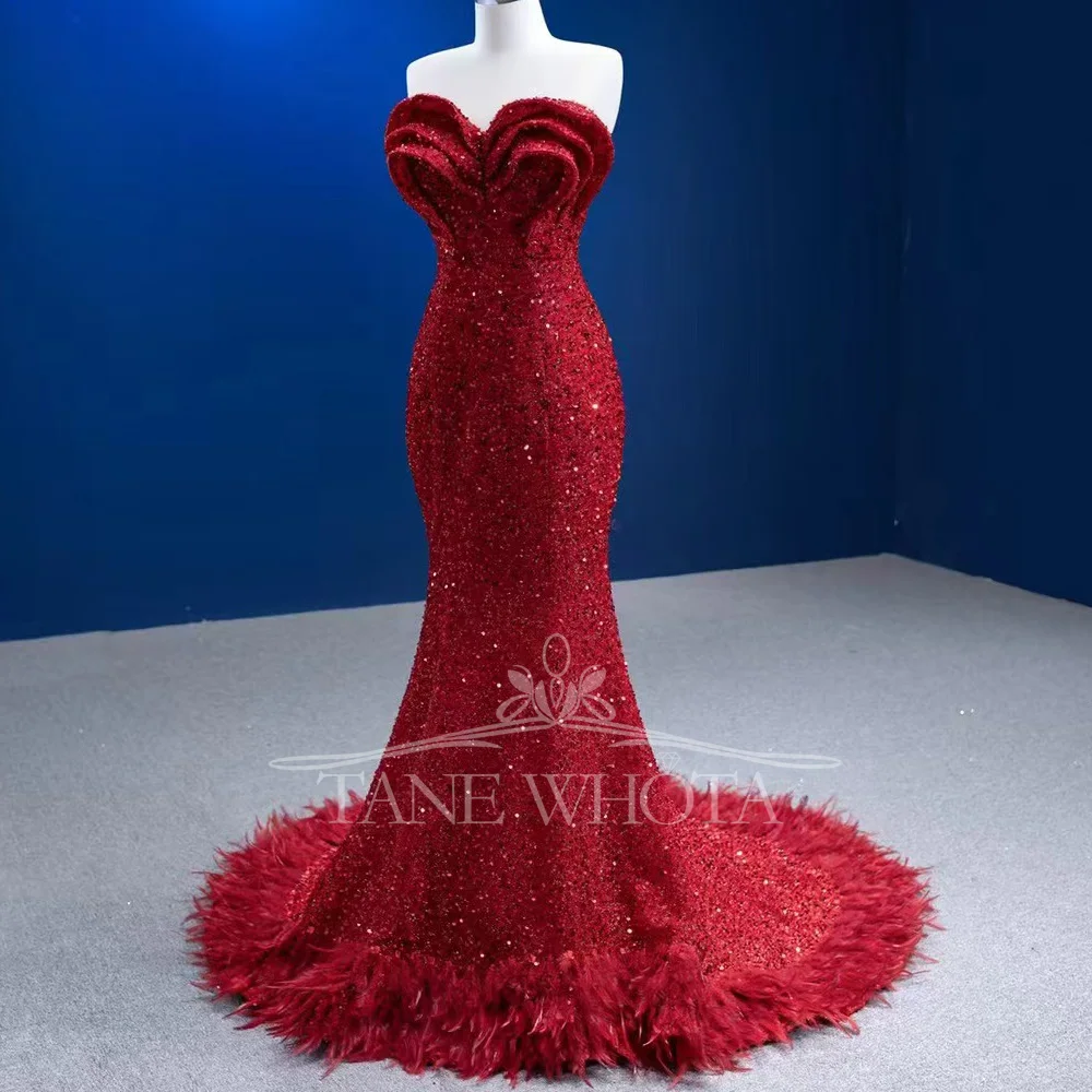 Vestido de noite luxuoso vermelho, sem mangas, renda nas costas, penas de lantejoulas, ajuste personalizável, estilo bainha para festa