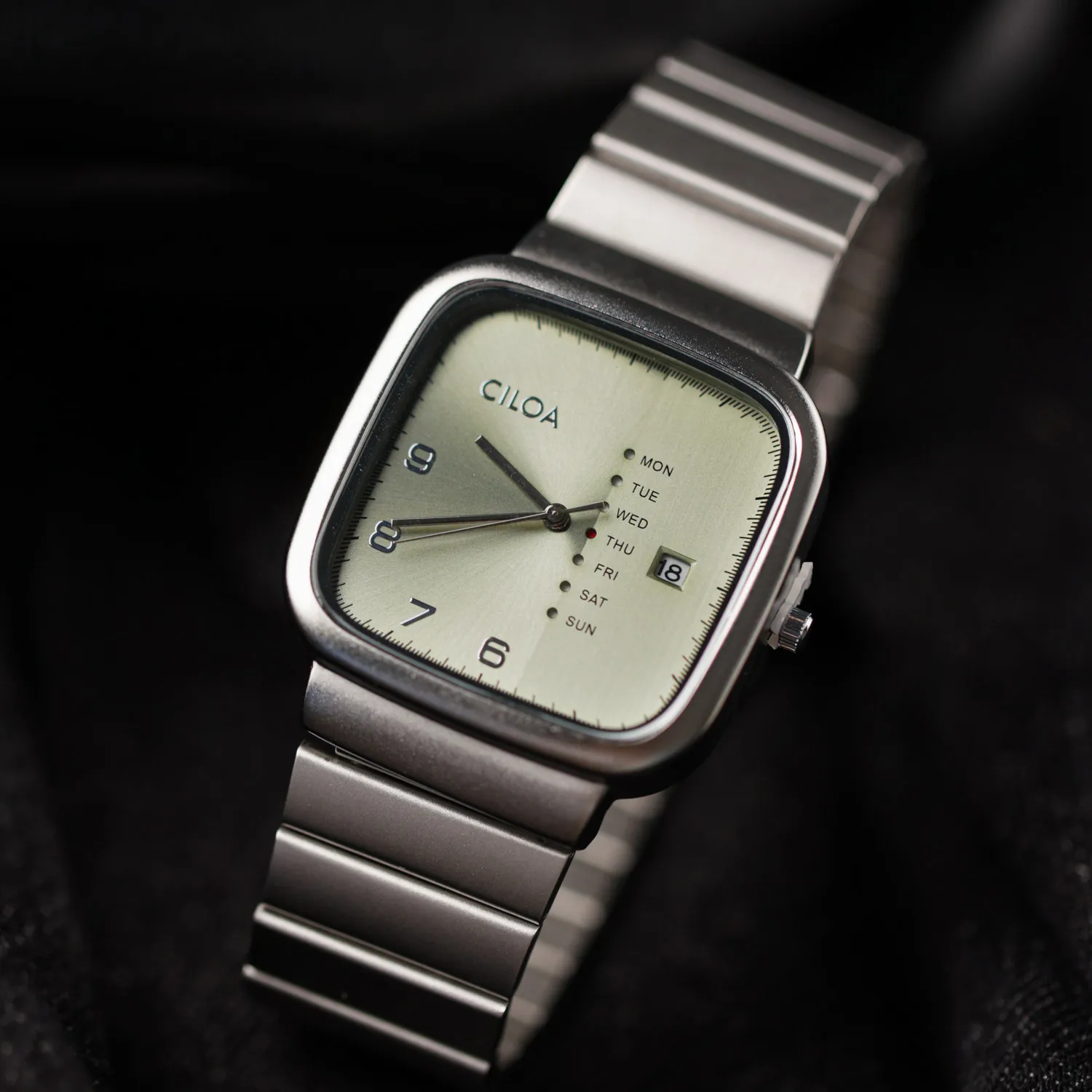 Quartz Watch TV Series with Miyota Movement Steel Case 42mm Diameter 10mm Thickness Weekday Calendar Function 3ATM
