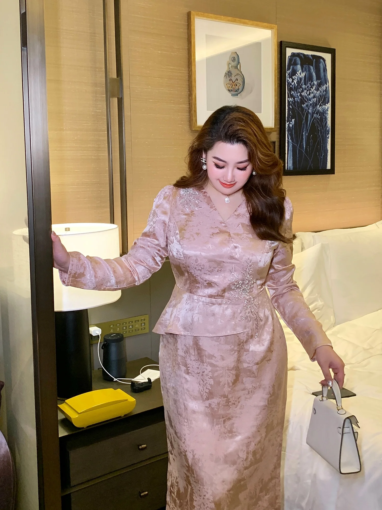 

GLEC плюс размер, осень-зима, новое платье миди с вышивкой из бисера, винтажное платье с разрезом, элегантное платье миди с высокой талией