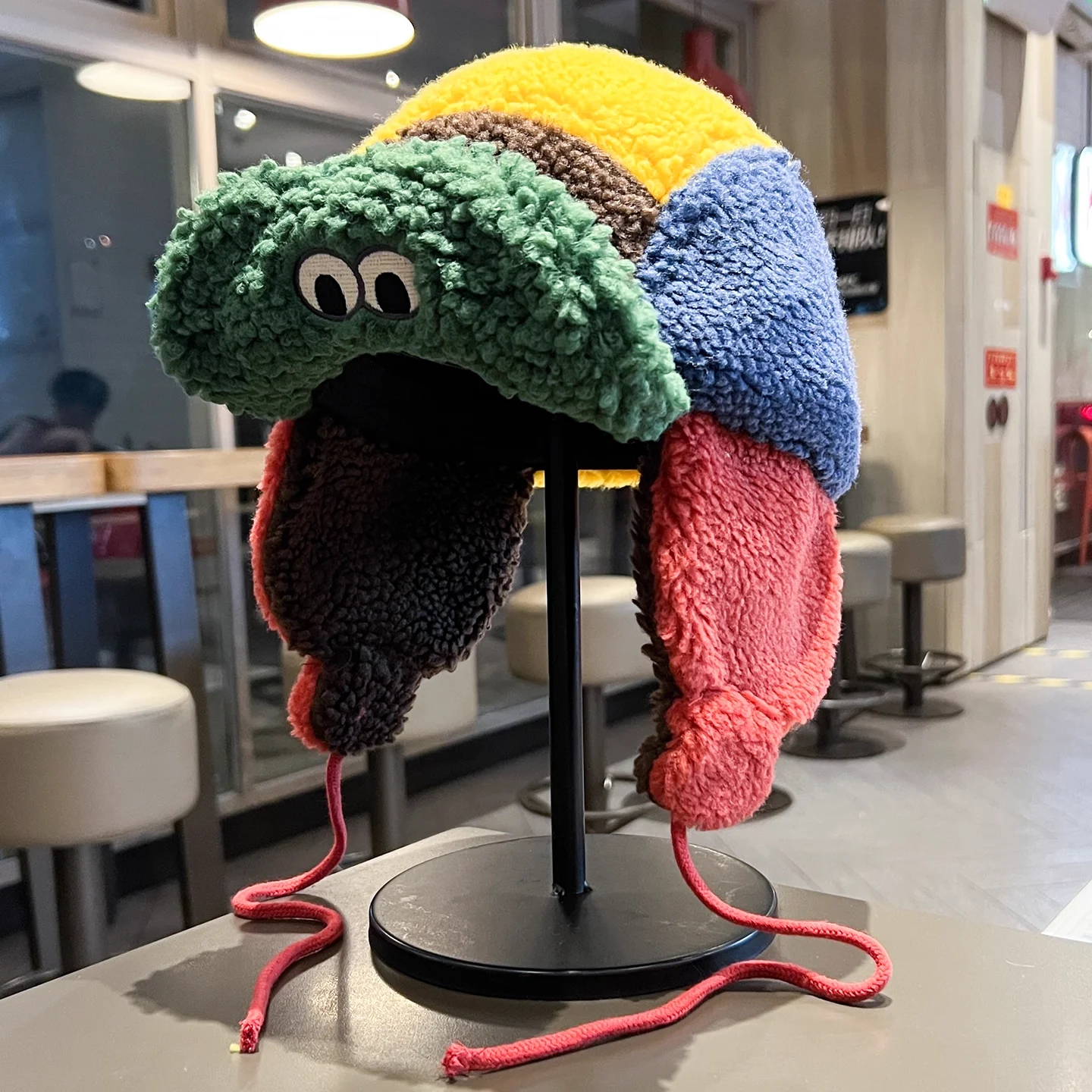 Koreańska urocza czapka z wełny jagnięcej z ochroną uszu, typu bomberka, dla mężczyzn i kobiet, jesienno-zimowa, patchworkowa, ocieplana czapka pilotka dla rodziców i dzieci.