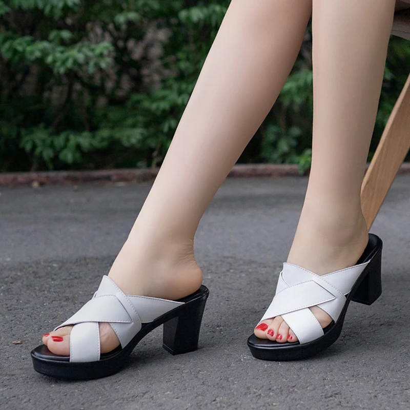 Neue Sommer Mom Sandalen und Hausschuhe Damenmode tragen dicke Ferse Hausschuhe Leder High Heel Joker Frauen Sandalen.