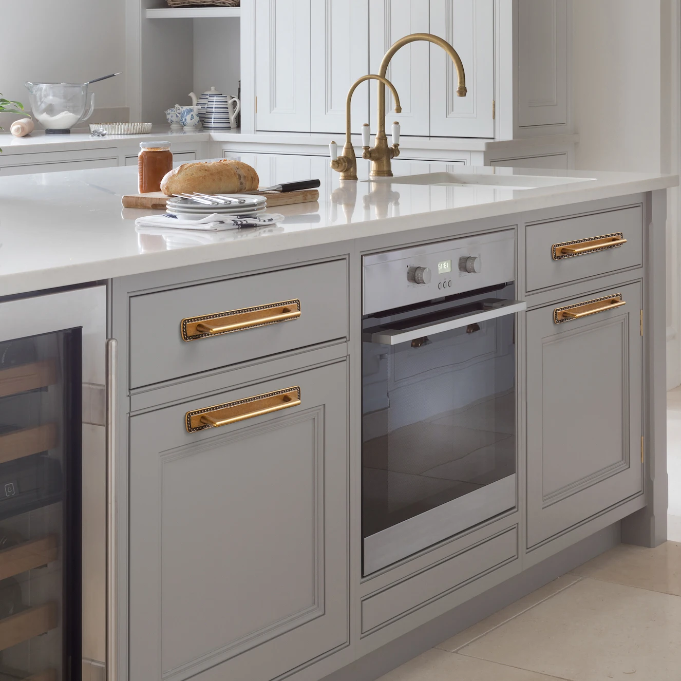 Goo-Ki Gagang Kabinet Emas Berpola dengan Pelat Belakang, Jarak Lubang 5''(128MM) Paduan Seng Gagang dan Kenop Kabinet Kuningan Antik