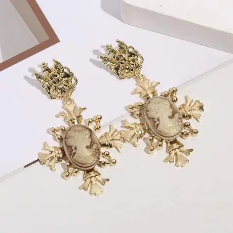 

Baroque alloy exaggerated resin portrait earrings, women's retro court style artistic ear accessories wholesale