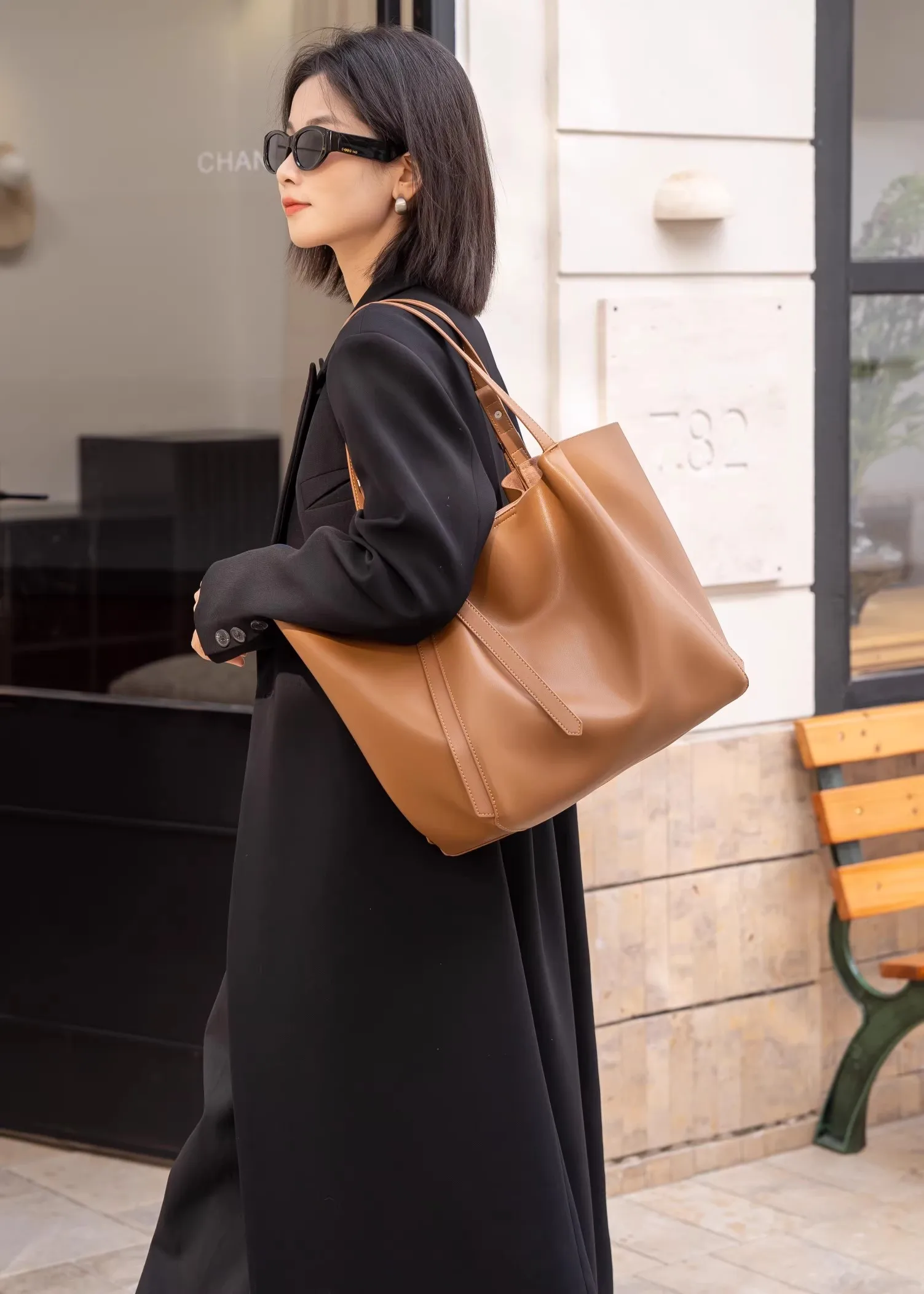 

Новая женская сумка-тоут из воловьей кожи 2026 года, дизайнерская сумка через плечо премиум-класса, вместительная сумка для повседневного использования