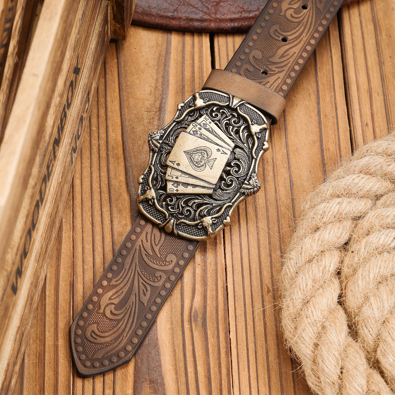 Ein Western-Schnallengürtel aus PU-Leder, geeignet für Männer und Frauen, ein einzigartiger und retro-brauner Gürtel (mit perforierten Nieten) – Detail 13