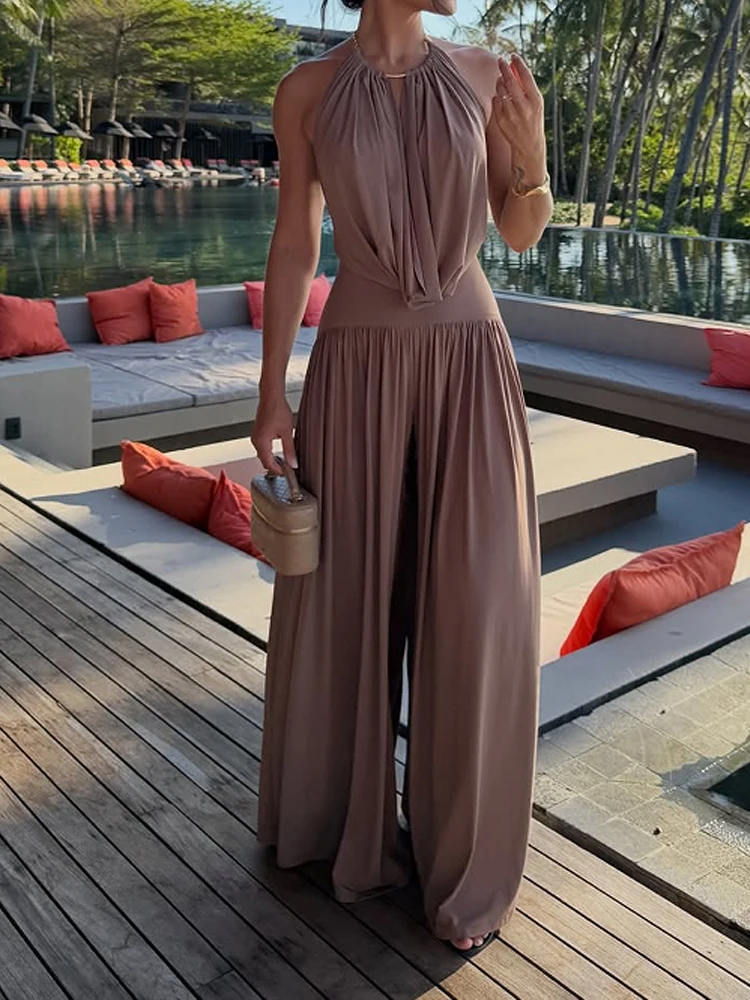 

Комплект из двух предметов: топ без спинки с воротником-стойкой и широкие брюки с плиссировкой, свободный крой, удобный повседневный костюм.