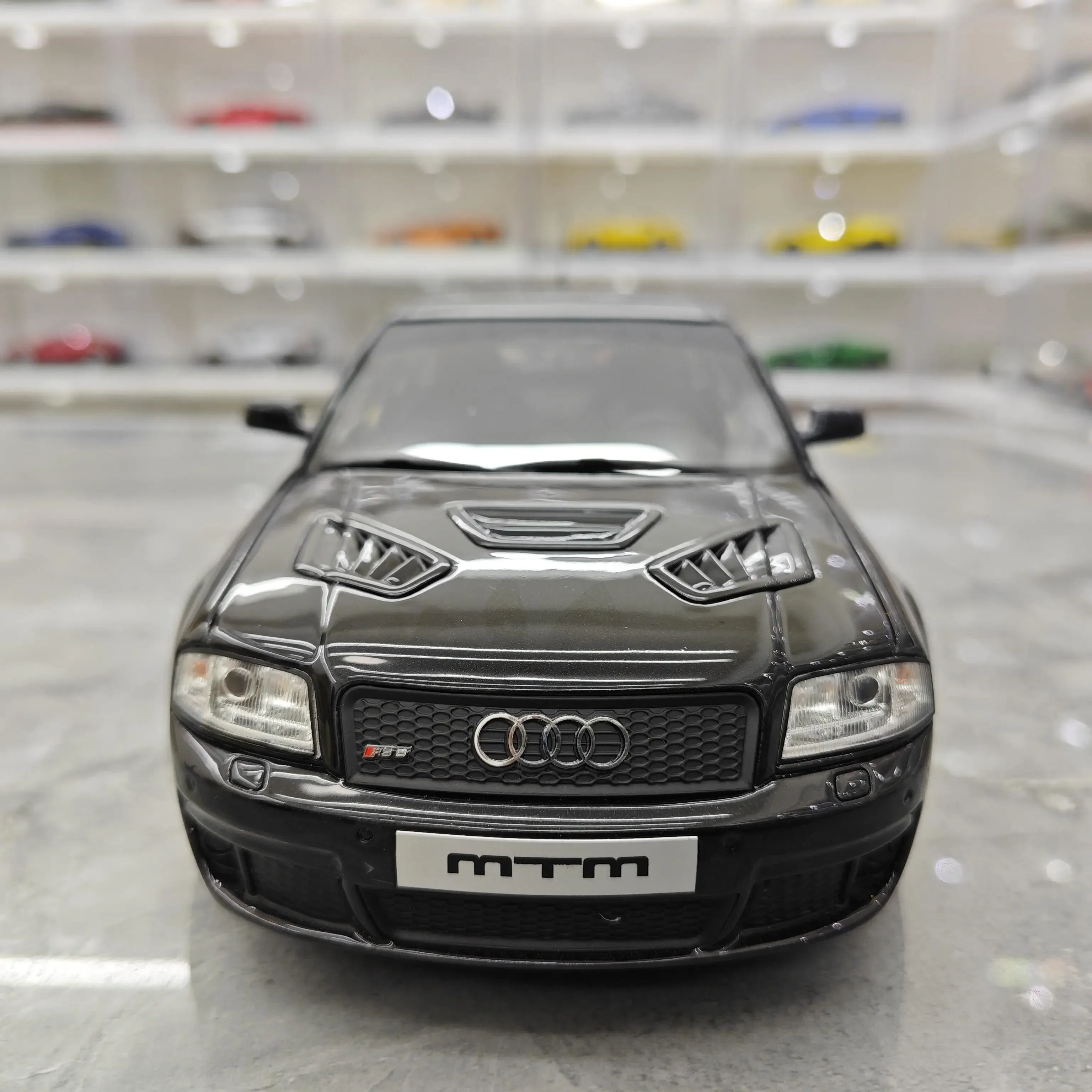 Audi AUDI RS6 CLUBSPORT 2004 Simulation Resin Car Model 1 18 Collection Ornament