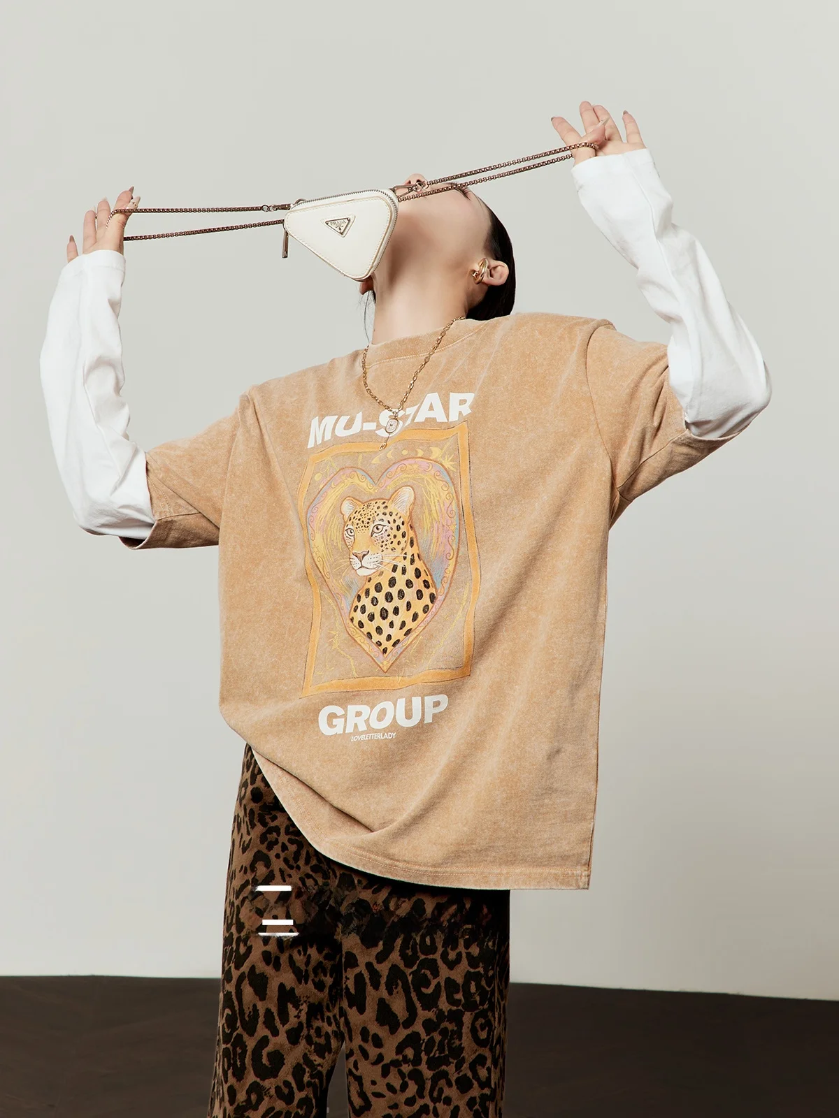 

Свободная повседневная женская футболка песочного цвета, новинка весны 2026, свободный крой, с принтом, бренд Zhou Li Wu, Crayon Little Leopard