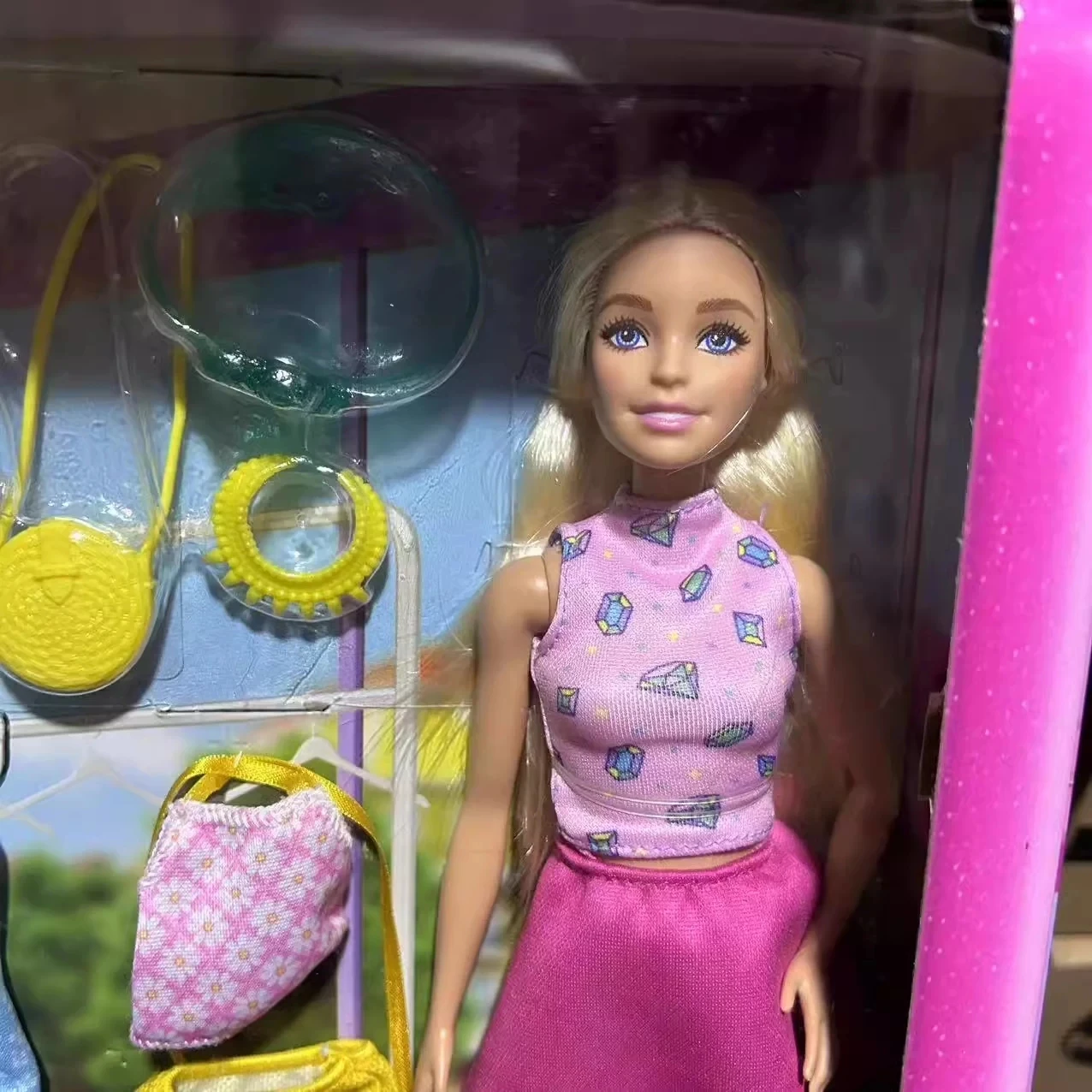 Zestaw Barbie Fashion Matching Gift Box HKB07, zabawki dla dziewczynek, wiele różnych strojów i akcesoriów, kompletny zestaw do odgrywania ról.