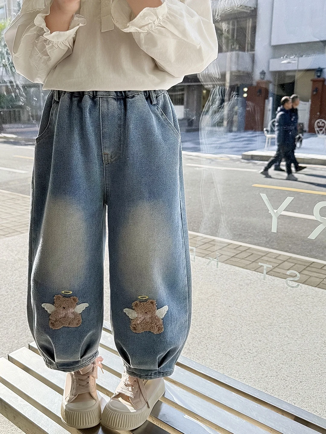 

Детские джинсовые брюки с мультяшным принтом, вышивкой крыльев и мишек, с манжетами, на высокой талии, весенняя новинка