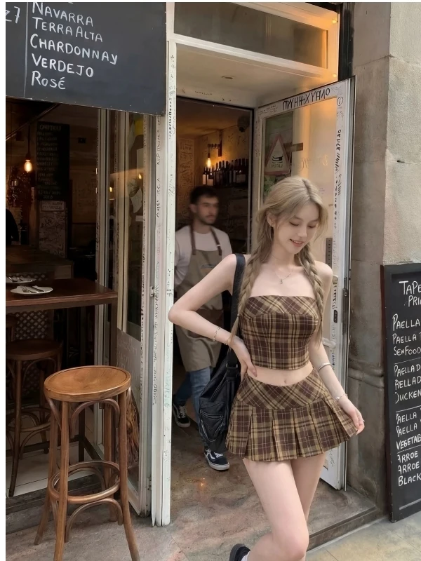 Summer New Pure Desirable Sexy Retro Plaid Tube Top Slim Fit High Waist Pleated Skirt Two Piece Set Women's Fashion Ensemble