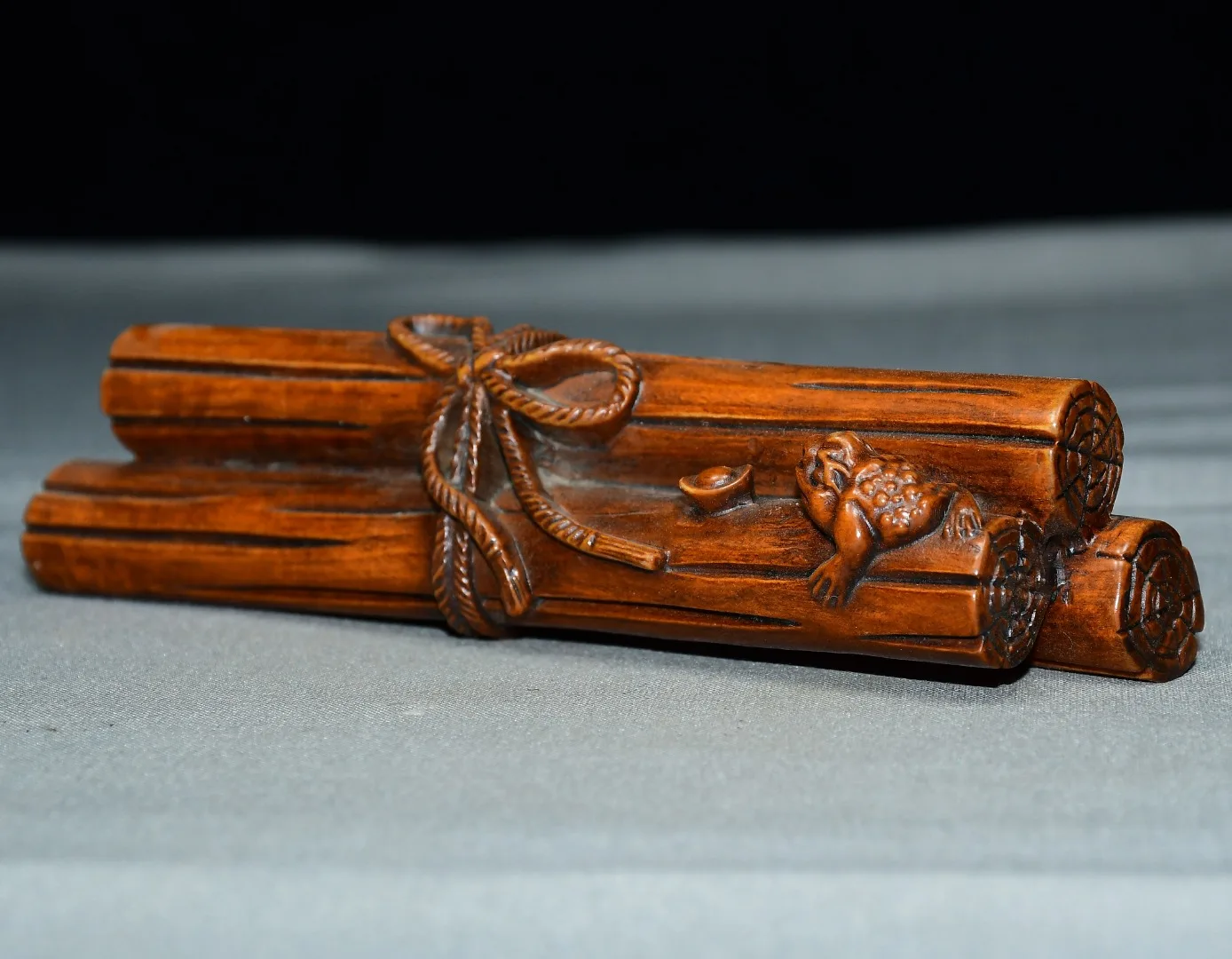 High-quality small-leaved juniper wood and bamboo scroll-shaped weight for table decoration, suitable for home furnishing.