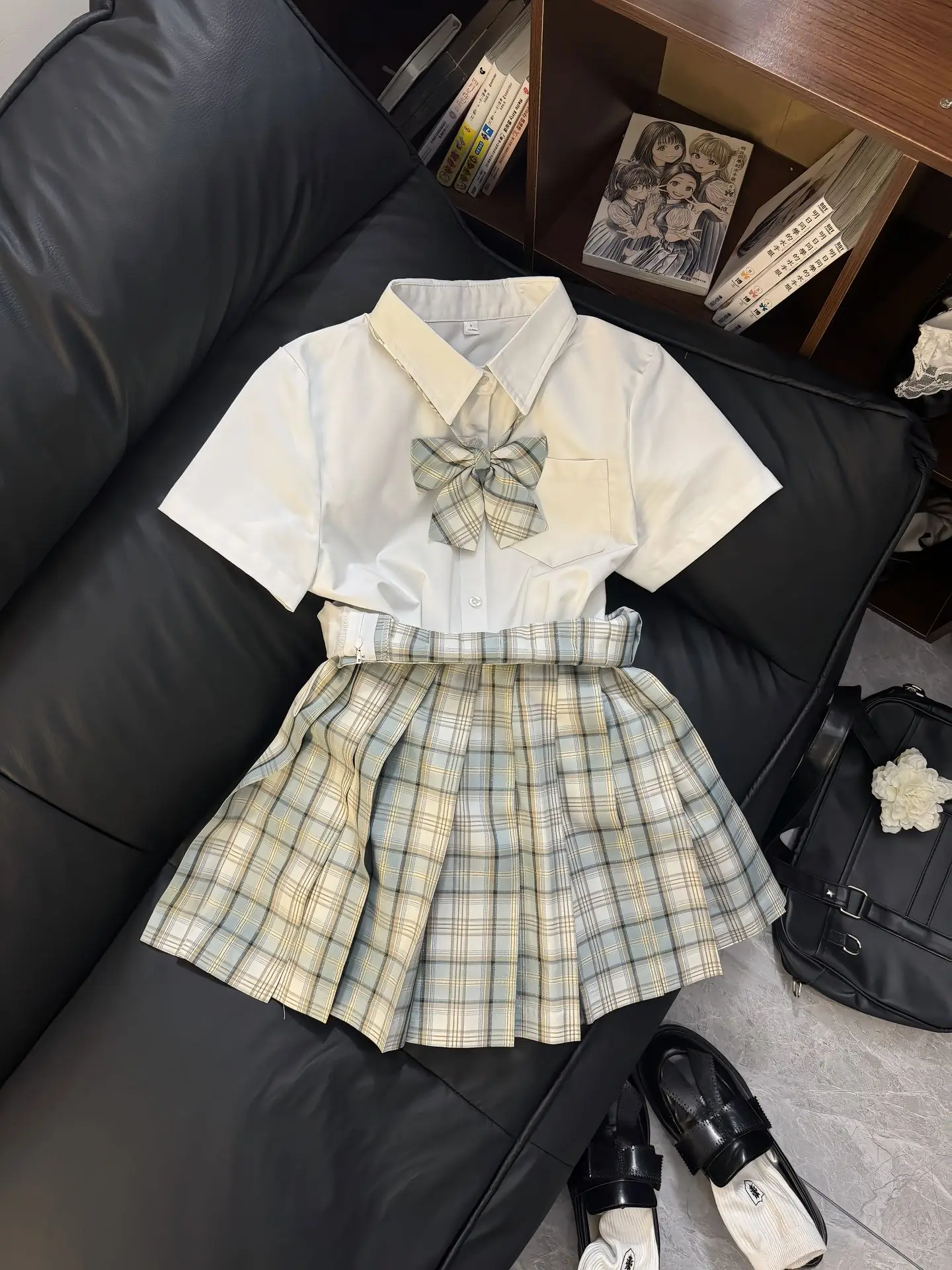 

Оригинальный студенческий комплект в стиле манга с золотистой нитью и цветком жасмина: универсальная полиэстеровая юбка и топ для молодых женщин