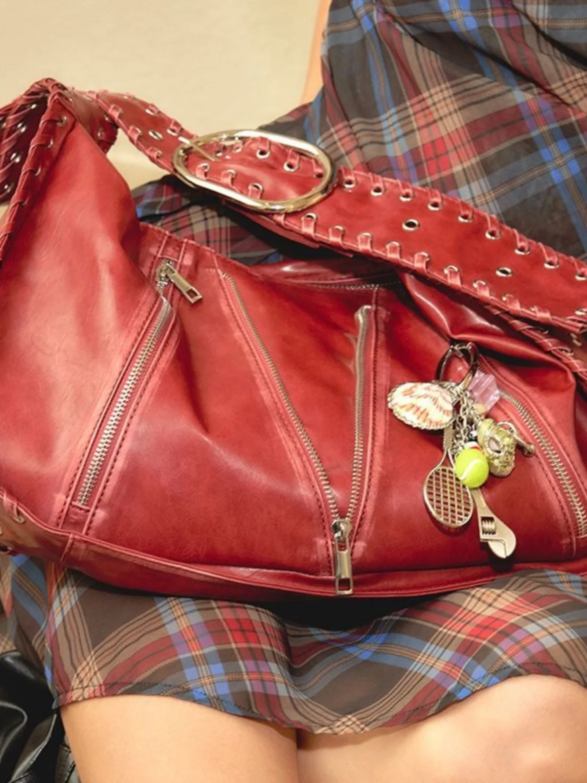 

Красная сумка через плечо в стиле ретро, большая вместительная милая крутая сумка для подмышек для женщин, сумка через плечо Briti Sle, полиэстер на молнии C...