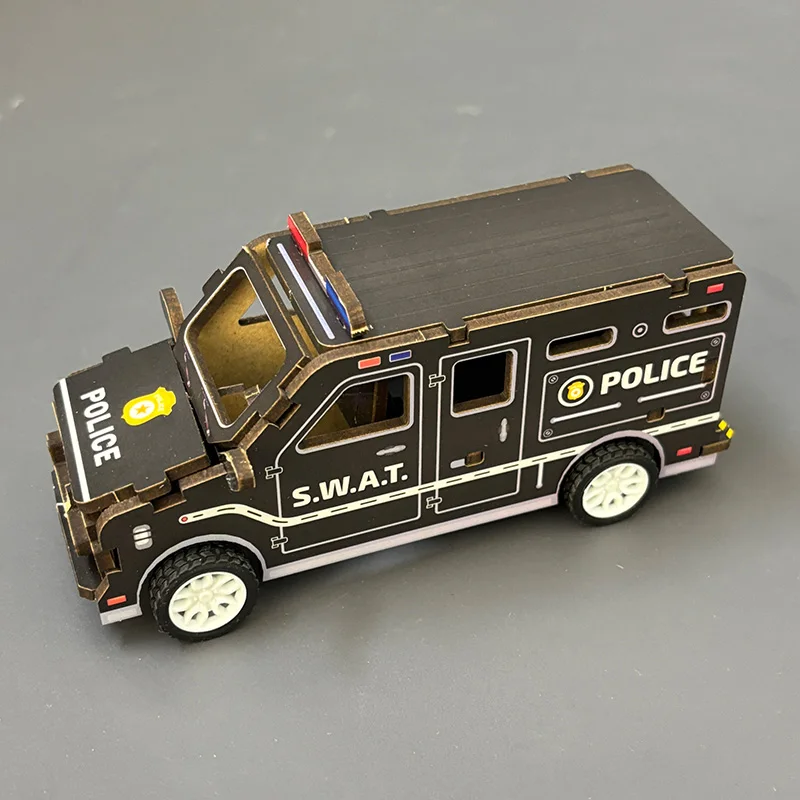Auto della polizia con blocchi in legno, serie di auto della polizia urbane. Auto della polizia marroni, ornamenti da scrivania, oggetti da collezione. Regali di compleanno