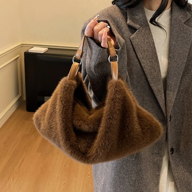 

Women Velvet Faux Fur Shoulder Bag Winter Plush Crossbody Clutch Large Capacity Casual Tote Purse for Autumn Daily Use
