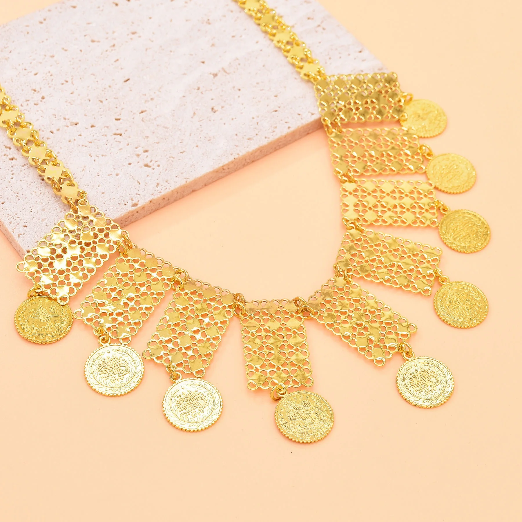 

Retro Hollow Coin Necklace Luxury Minimalist Wedding And Party Accessory Jewelry Design Sensation Small Niche