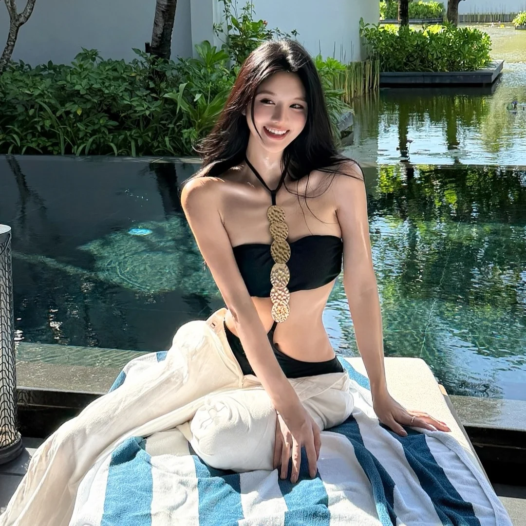 

2026 New Women's One-Piece Swimsuit Ultra Sexy Strap Thermal Spring Bathing Suit High Elastici Qui Dry Surfing Swimwear