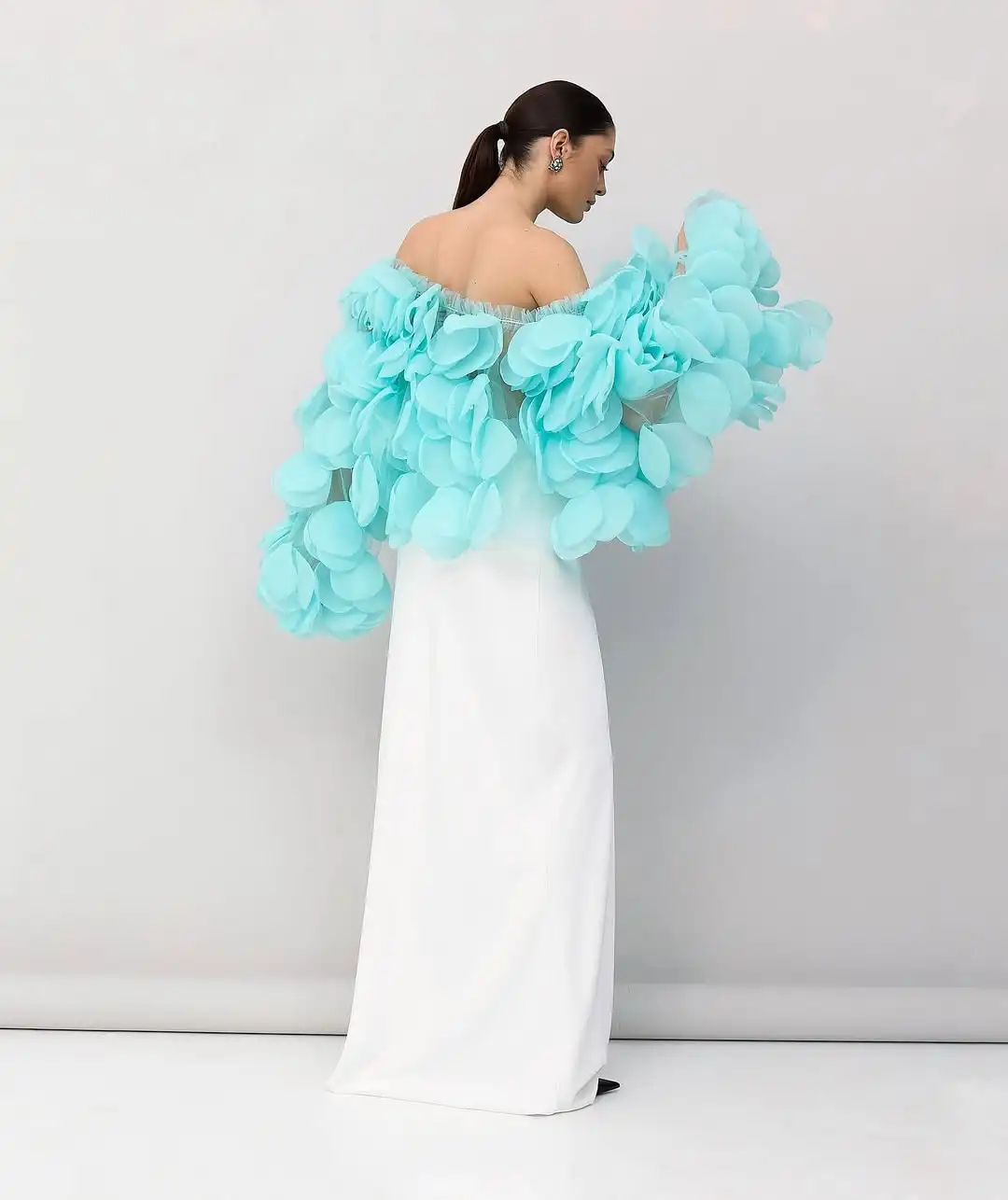 بلوزة نسائية صيفية جميلة مكشكشة باللون الأخضر النعناعي بتلات من التول بلوزة صيفية أنيقة مكشوفة الأكتاف 2025 معطف مخصص