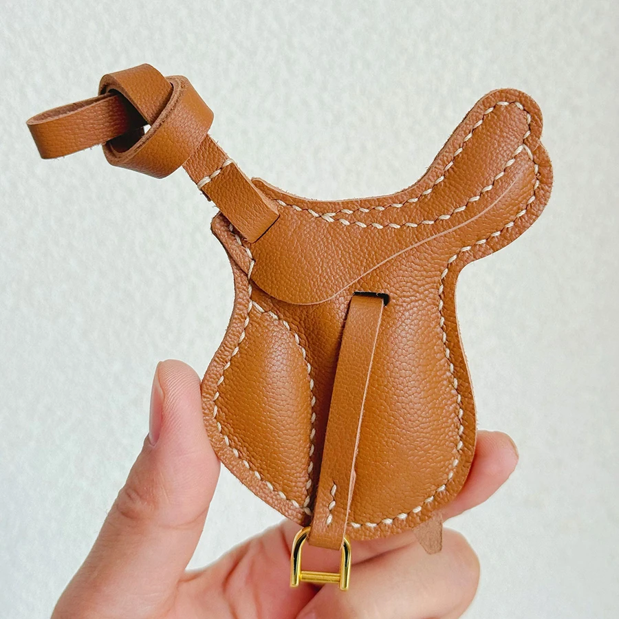 

Подвеска для сумки из натуральной кожи в виде конного седла, ручной работы, класса люкс, с прочной строчкой, для вневременного стиля