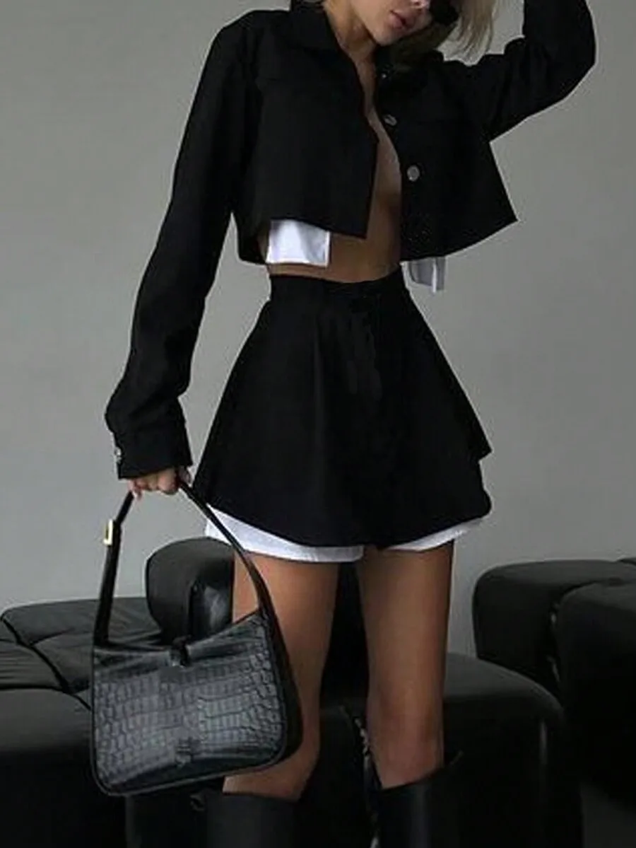 

Женский укороченный черный жакет с комплектом из расклешенных шорт - уличная одежда для весны и лета