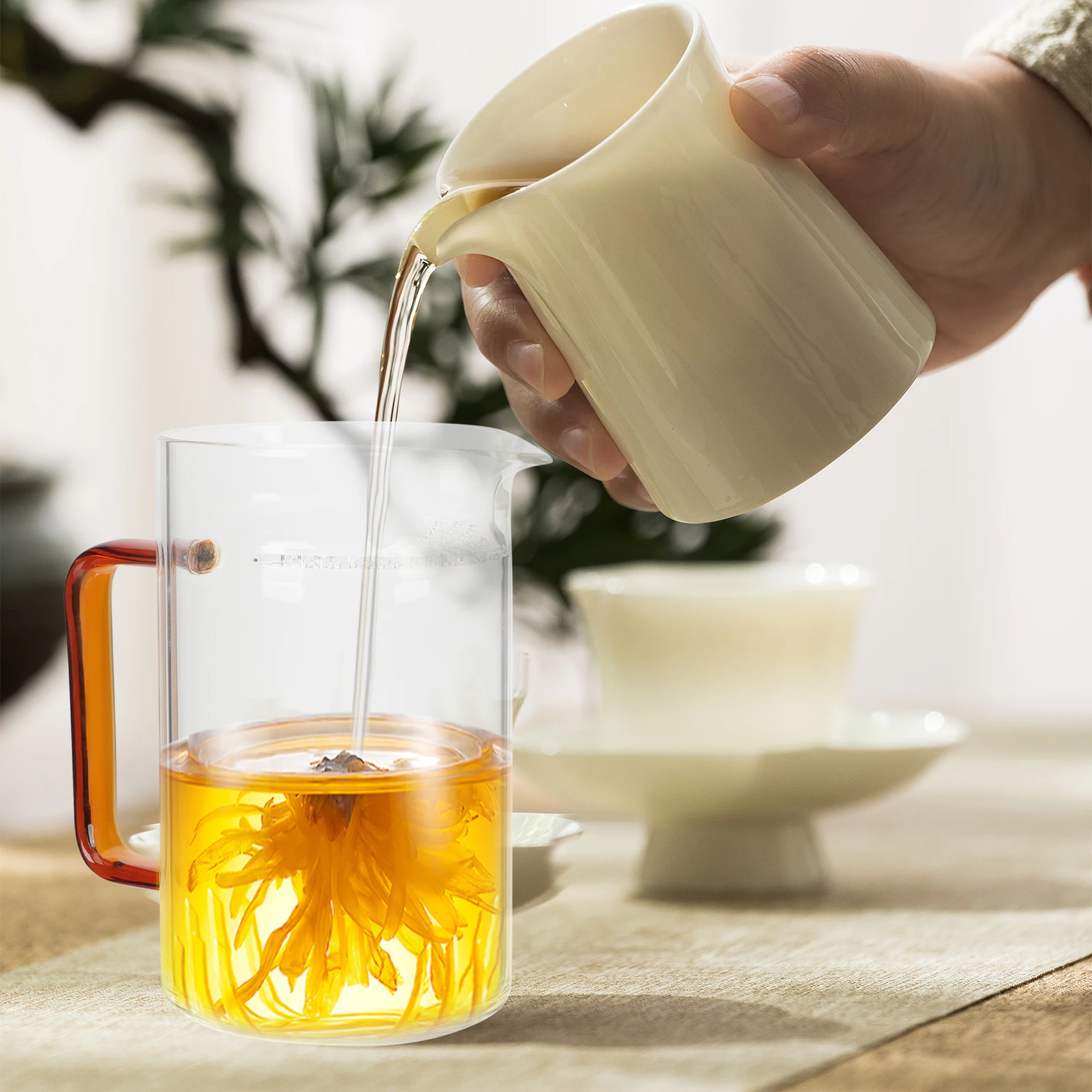 

Glass Pitcher Exquisite Tea Dispenser Cup Ergonomic Handle Design Heat Insulation Antiscalding Suitable for Home Office