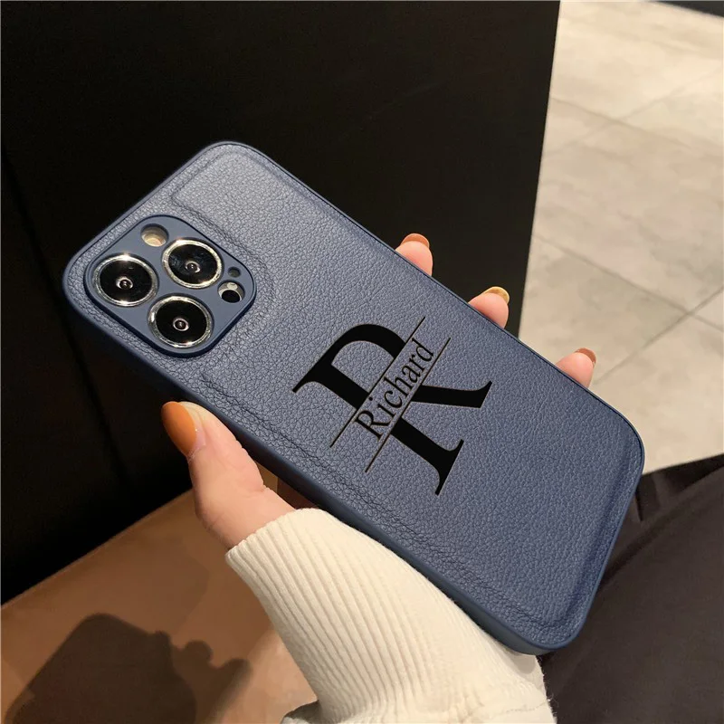 Personalisierte individuelle Initialen Namenshülle für iPhone 17, 16, 15, 14, 13, 12, 11, Pro Max Plus, großer Buchstabe, Lasergravur, Lederhülle – Detail 9