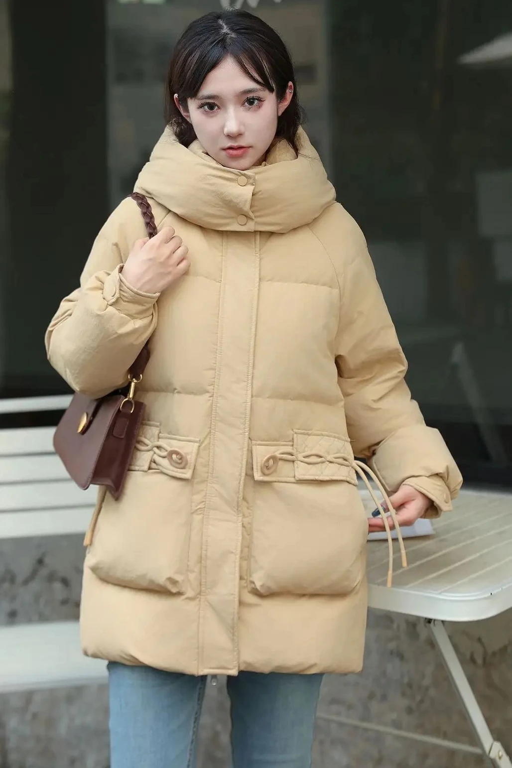 Jaqueta feminina de inverno de penas de ganso para deslocamento com capuz solto