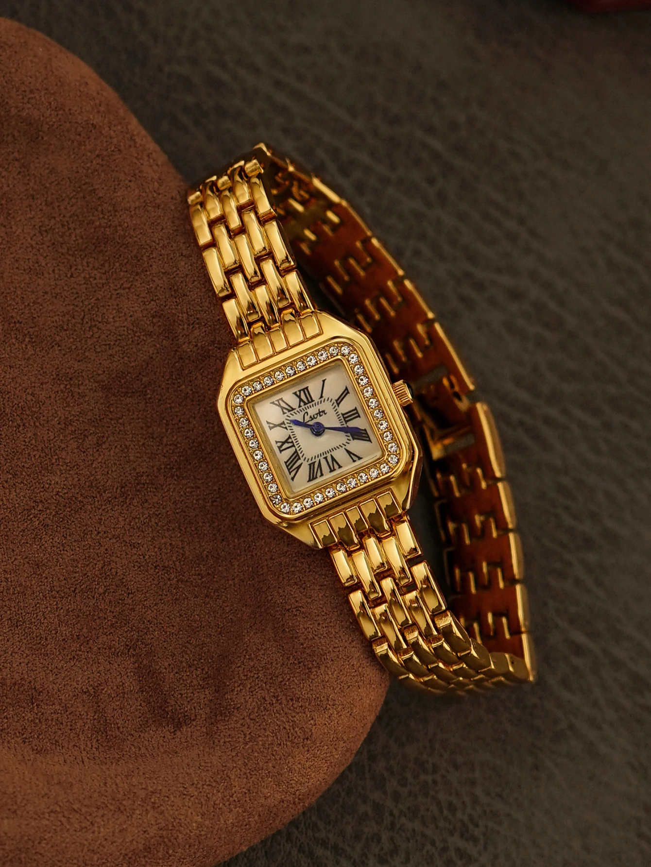 1 New Model of Gold-Colored French Classic Retro Style High-End Elegant Compact Exquisite Women's Quartz Watch with Dazzling Rhinestones, Stainless Steel Strap, Mother-Of-Pearl Dial with Roman Numerals, Fashionable, Casual, Simple, Suitable for Daily Wear and as a Birthday Gift