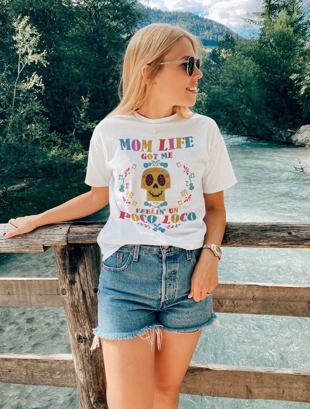 تي شيرت Mom Life Got Me Feelin' Un Poco Loco Bella Canvas Jersey