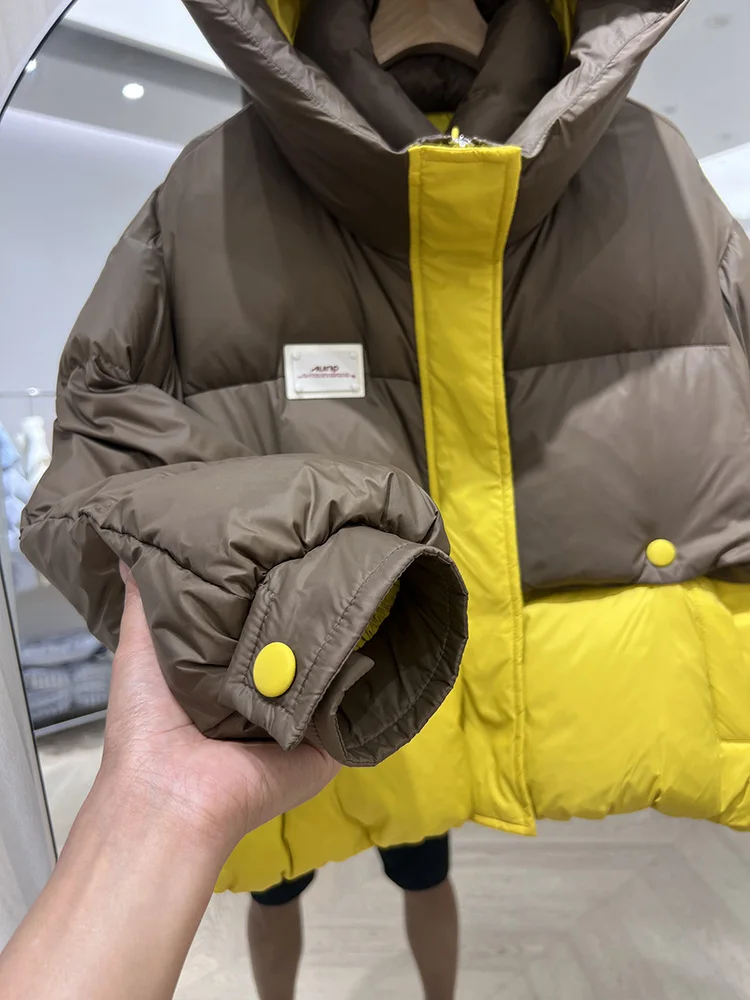 سترة نسائية بغطاء للرأس بألوان محظورة طراز قصير لشتاء 2025 موضة جديدة تصميم زر خلفي سترة بيضاء من أسفل البط