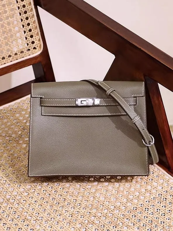 

Женская сумка-кроссбоди Evercolor из танцевальной кожи, повседневная, однотонная, летняя 2025, китайского производства, синяя застежка