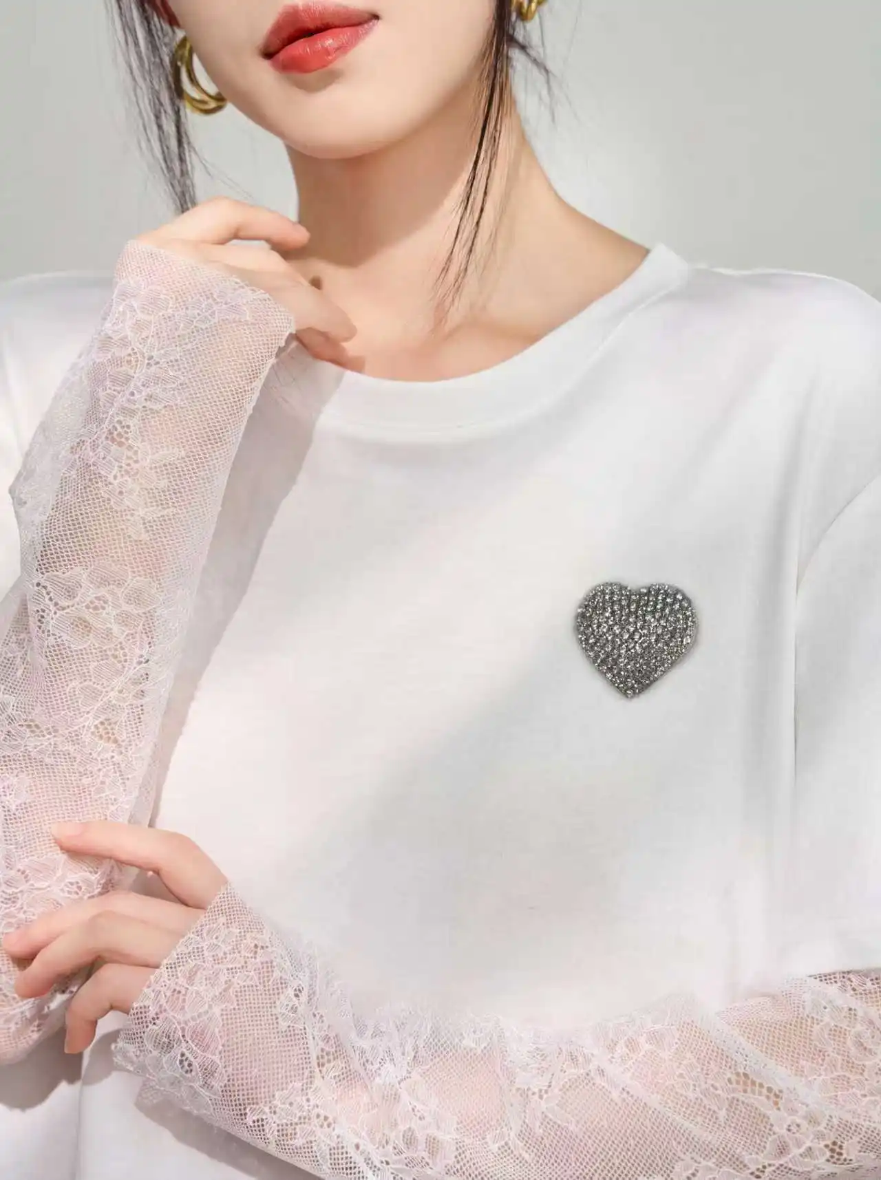 

Spring 2026 Plum Jan Decorative Lace Hollow out Patchwork Design Love Heart White T-irt Loose Fit Long Sve round Ne