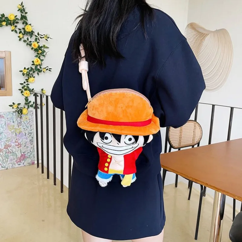 Neue One Piece Luffy Umhängetasche, hochwertige Farbgebung, Cartoon, niedliche Puppenform, große Kapazität, tragbare Strohhut-Plüsch-Umhängetasche – Detail 5