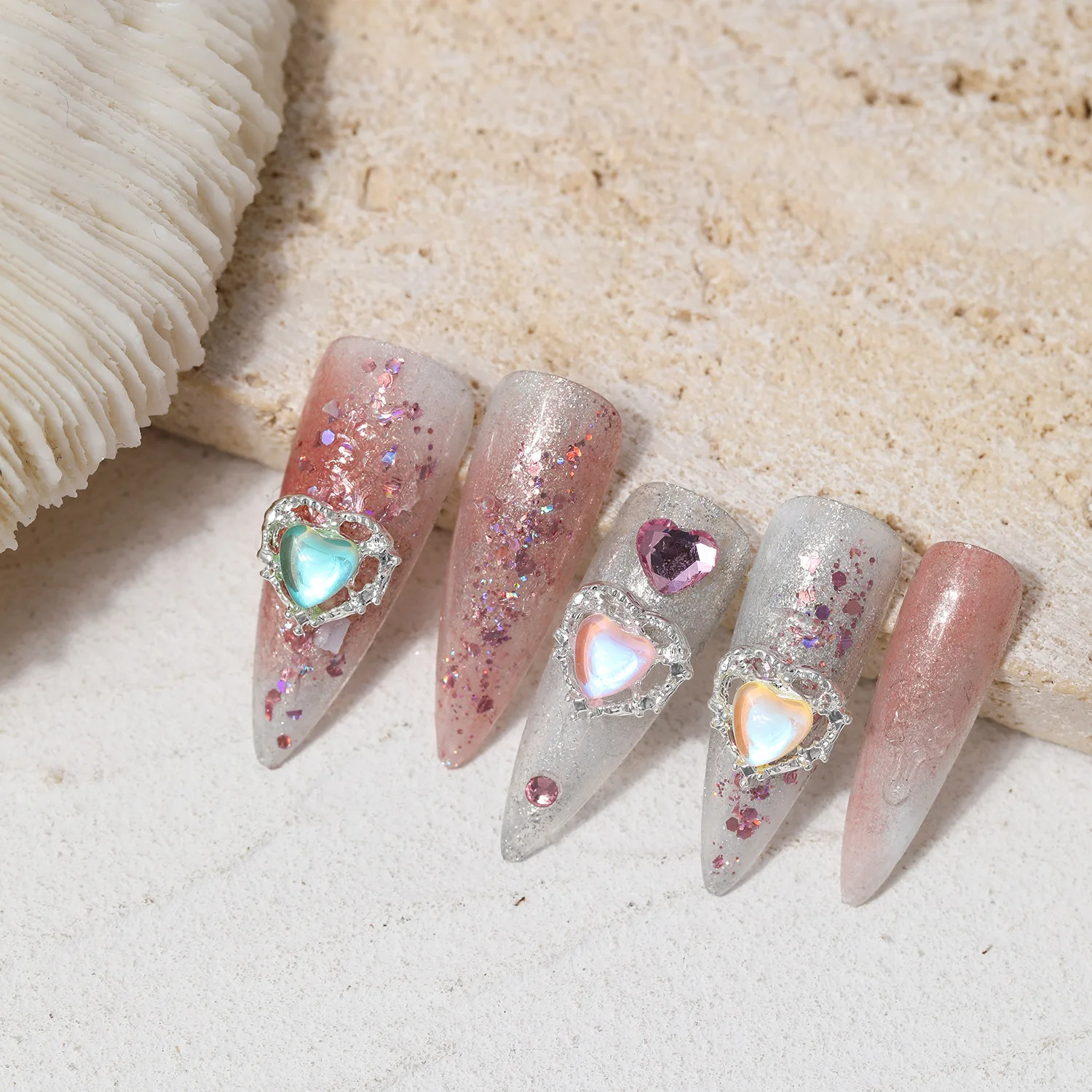 10 stücke herzförmige Aurora Nail Art Dekoration Legierung Strass niedlichen Nail Art Zubehör bunte Nagel Zubehör