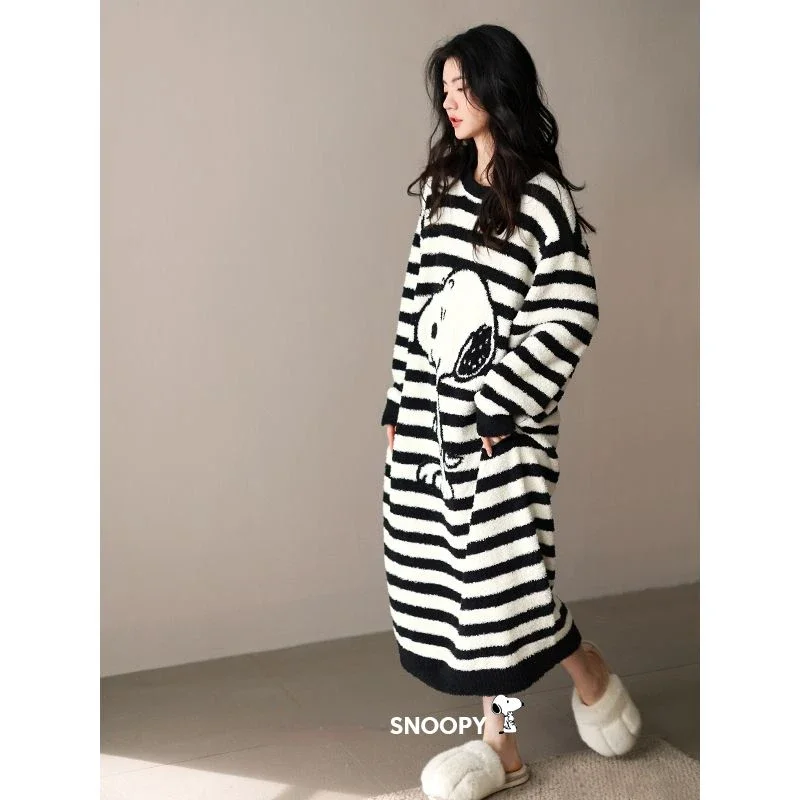 Ms. Snoopy\'s new cute cartoon pattern casual personality versatile striped soft, comfortable and warm coral velvet nightgown