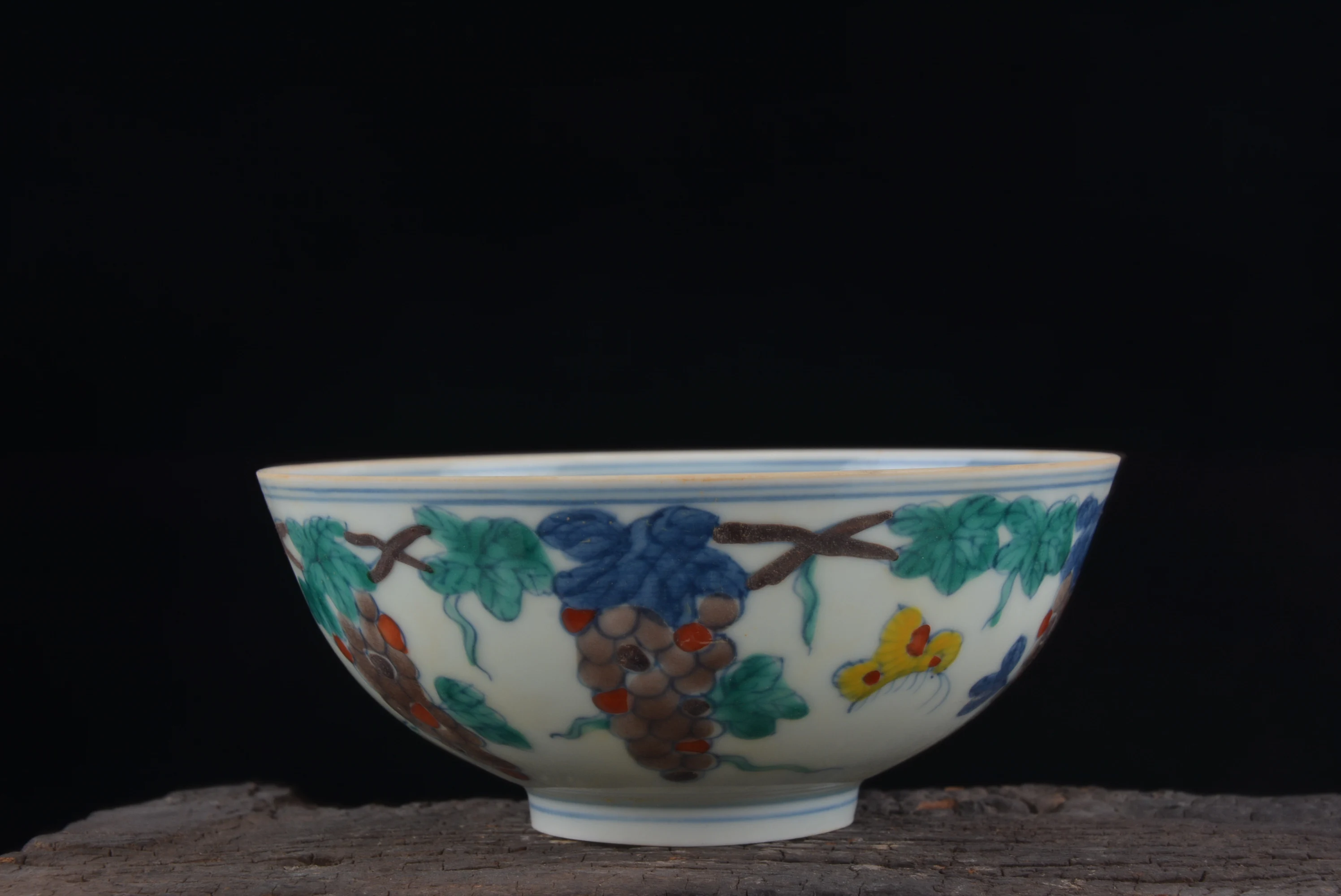 

Ming Chen hua antique porcelain Famille rose grape and butterfly pattern thin-walled bowl
