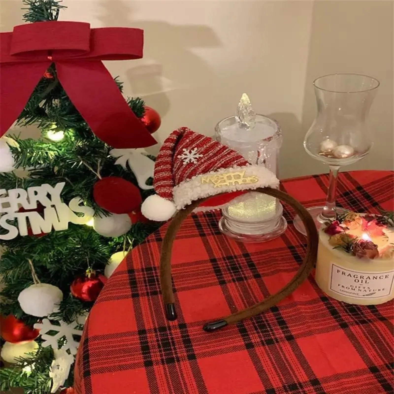 1PC Weihnachtsmannmütze Stirnband, Mini Plüsch Schneeflocke verziertes Haarband, süßes Weihnachts-Haar-Accessoire für Frauen Mädchen – Detail 5