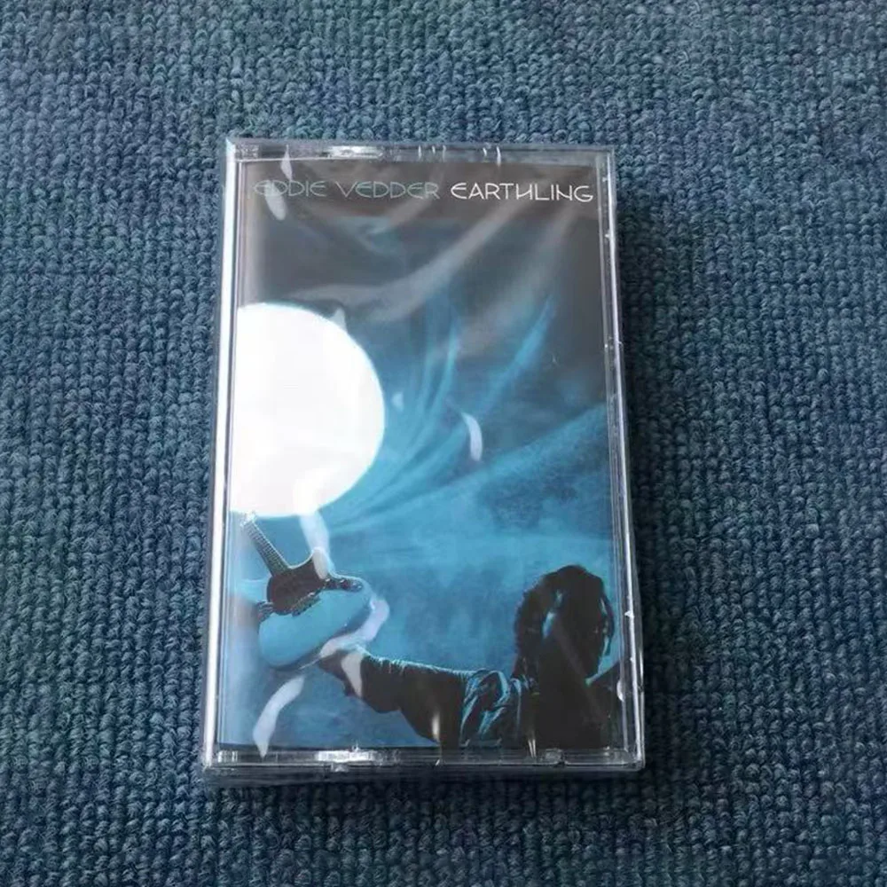 O álbum de fita magnética 'Earthling', o terceiro álbum de estúdio solo do vocalista do Pearl Jam, Eddie Vedder, foi lançado em 11 de fevereiro de 2022.
