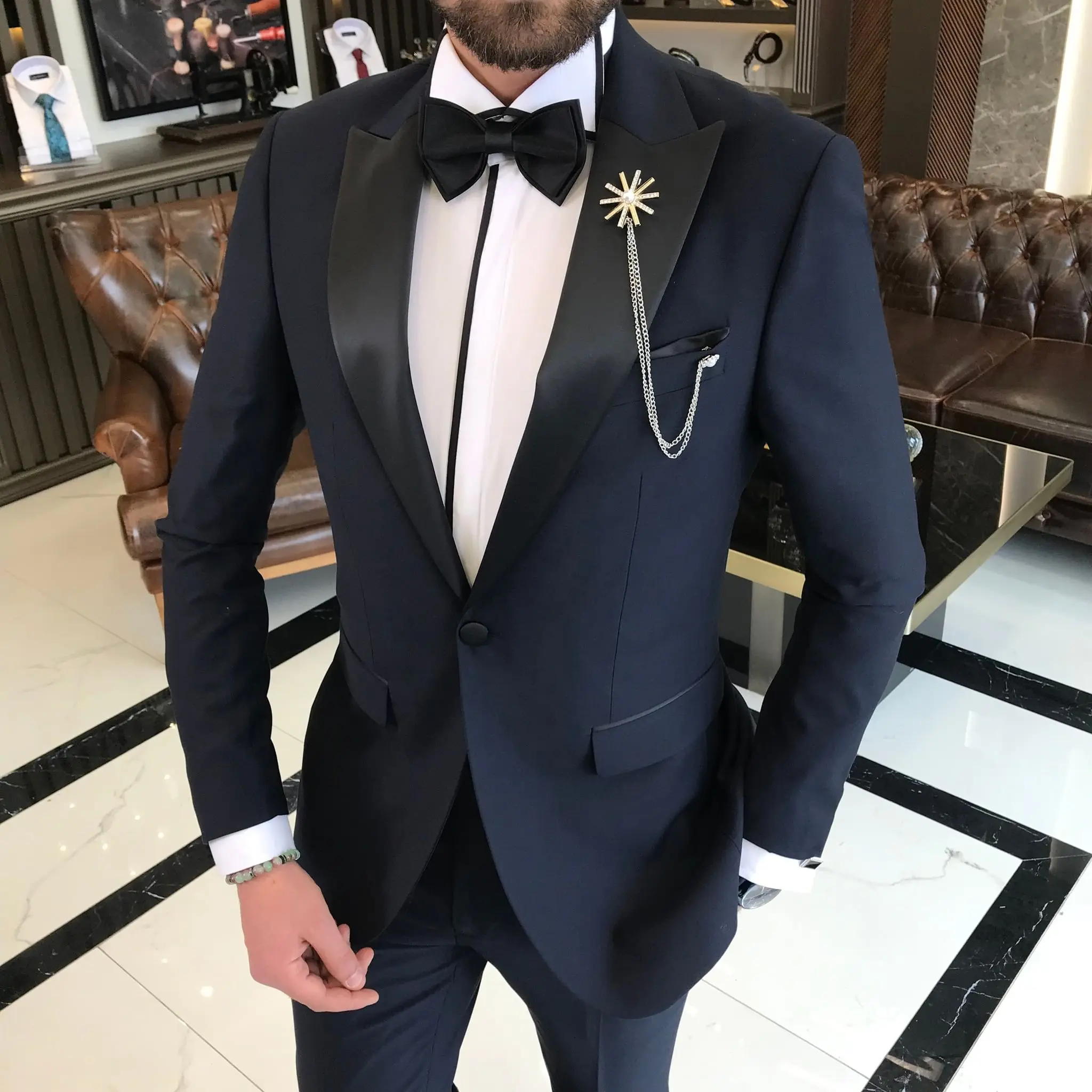 Jas pria tampan Tuxedo dengan Lapel runcing saku satu kancing disesuaikan 2 buah Blazer celana hitam khusus pengantin pria klasik Formal