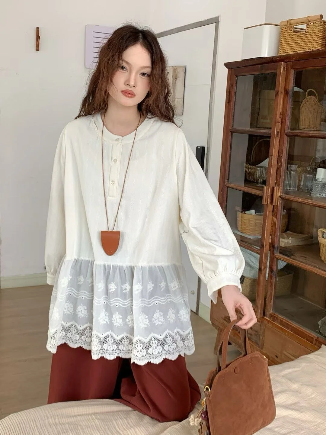 

Новая весенняя футболка Muxi с вышивкой, кружевной отделкой и вставками, свободного кроя, средней длины, с пуговицами, для девочек