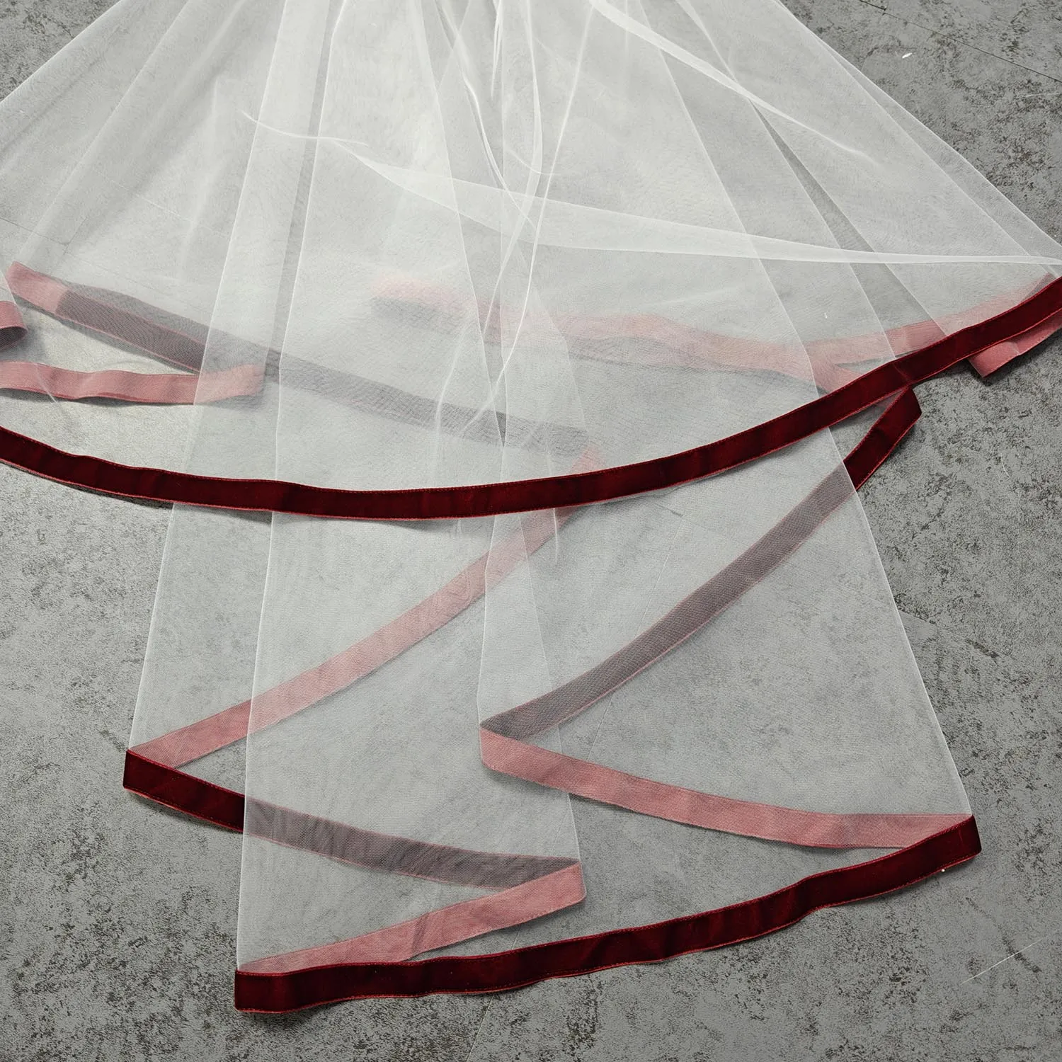 

Короткая свадебная фата из тюля цвета слоновой кости бордового цвета с краем ленты белого цвета/цвета слоновой кости с румянами, 2-ярусная короткая фата с расческой